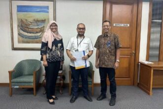 Ketua Umum Relawan Pengusaha Muda Nasional (Repnas), Anggawira (tengah) saat menyampaikan surat pengunduran dirinya sebagai Presiden Komisaris PT Krakatau Pipe Industries. Foto: Instagram @anggawira.id