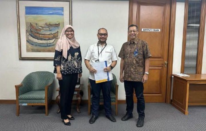 Ketua Umum Relawan Pengusaha Muda Nasional (Repnas), Anggawira (tengah) saat menyampaikan surat pengunduran dirinya sebagai Presiden Komisaris PT Krakatau Pipe Industries. Foto: Instagram @anggawira.id