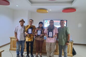 Para pembicara dan penyelenggara diskusi bertema "Menguatnya Kesadaran Konsumen di Balik Pesatnya Pertumbuhan Galon PET" berfoto bersama seusai acara. Foto: Ist