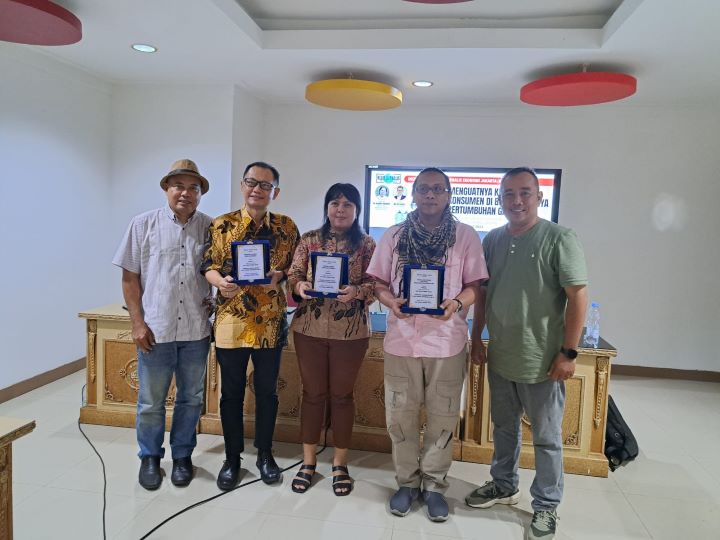 Para pembicara dan penyelenggara diskusi bertema "Menguatnya Kesadaran Konsumen di Balik Pesatnya Pertumbuhan Galon PET" berfoto bersama seusai acara. Foto: Ist