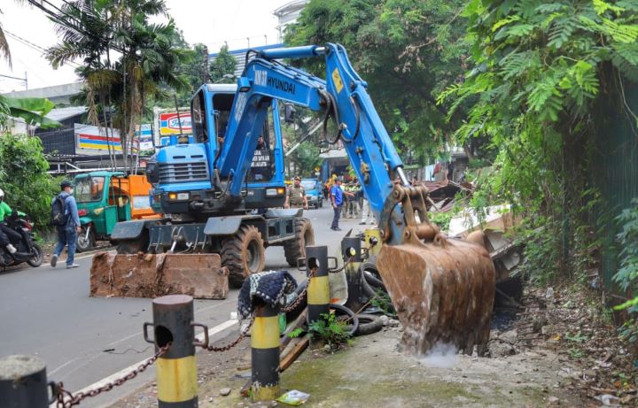 Melanggar, belasan bangunan liar (Bangli) diratakan oleh petugas di Jalan Taman Cilandak Raya, Cilandak, Jakarta Selatan, Senin (27/11). Foto: Ist