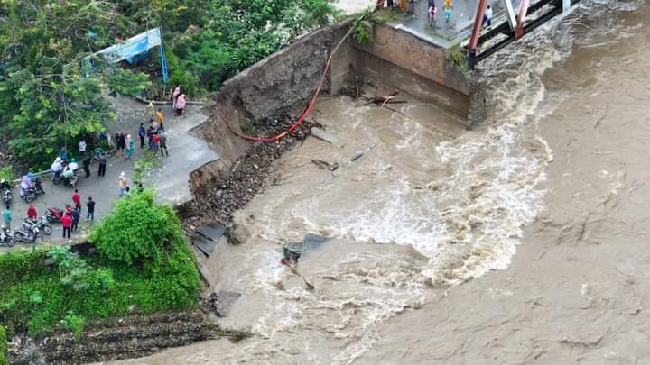 Banjir bandang di Kabupaten Aceh Tenggara, Provinsi Aceh, pada Senin (13/11) malam, menimbulkan kerusakan cukup parah berdampak di 50 desa di 14 kecamatan. Foto: BPBD Kabupaten Aceh Tenggara