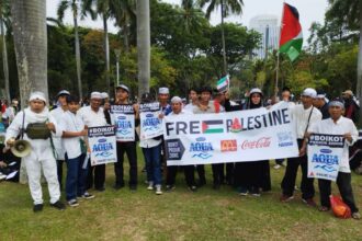 Sejumlah peserta Aksi Bela Palestina membentangkan sejumlah korporasi yang diduga mendukung kebijakan Israel atas Palestina. Foto: ist