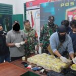 Satgas Pamtas Yonarmed 10 Bradjamusti/1/1 Kostrad saat mengamankan narkotika jenis sabu seberat 15,5 Kg di jalur tidak resmi di Provinsi Kalimantan Barat (Kalbar). Foto: Yonarmed 10 Bradjamusti/1/1 Kostrad