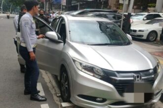 Aparat Suku Dinas Perhubungan (Sudinhub) Kota Administrasi Jakarta Selatan menderek tiga mobil yang parkir liar di Jalan Suryo, Jalan Mahakam dan Jalan Melawai Raya, Kebayoran Baru, Senin (27/11). Foto: Ist