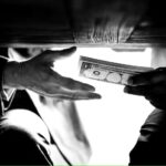 Ilustrasi oknum Imigrasi lakukan Pungli Fast Track, Kejati Bali. Foto: Freepik, @raupixel.com