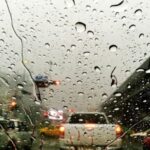 Saat hujan deras sering kali pengendara motor meneduh di bawah jembatan maupun kolong jalan tol. Foto: Freepik