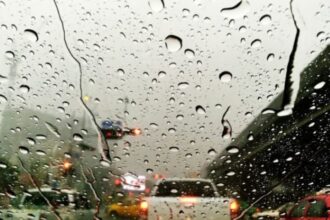 Saat hujan deras sering kali pengendara motor meneduh di bawah jembatan maupun kolong jalan tol. Foto: Freepik