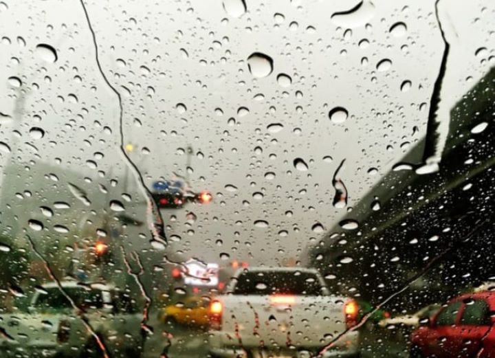 Saat hujan deras sering kali pengendara motor meneduh di bawah jembatan maupun kolong jalan tol. Foto: Freepik