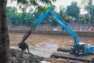 Proses pengerukan lumpur di sungai Jakarta.(foto dok pemprov)