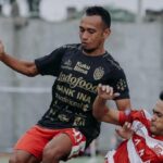 Irfan Jaya (kiri) berduel dengan Novan Sasongko. Foto: Dok. Bali United