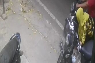 Aksi pencuriannya terekam CCTV hingga viral di media sosial, pelaku diduga pasangan suami isteri mengembalikan handphone kepada korban di sebuah jasa ekspedisi di kawasan Cakung, Jakarta Timur, Senin (6/11). Foto: Ist