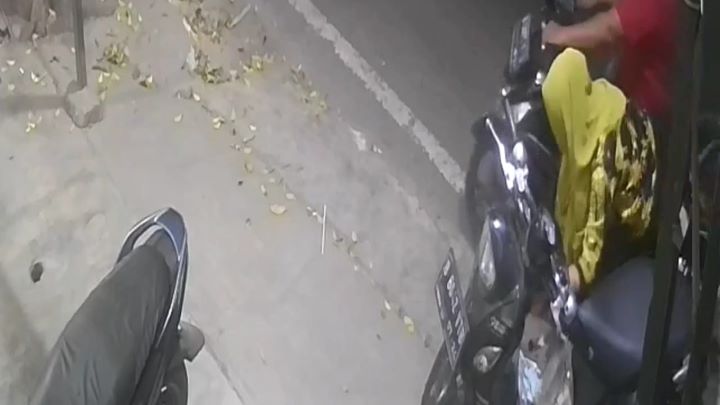 Aksi pencuriannya terekam CCTV hingga viral di media sosial, pelaku diduga pasangan suami isteri mengembalikan handphone kepada korban di sebuah jasa ekspedisi di kawasan Cakung, Jakarta Timur, Senin (6/11). Foto: Ist
