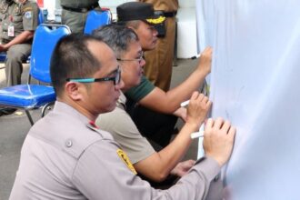 TNI/Polri beserta Komisi Pemilihan Umum (KPU), Badan Pengawas Pemilu (Bawaslu), hingga Aparatur Sipil Negara (ASN) Kecamatan Matraman, Jakarta Timur deklarasi komitmen bersama serta menandatangani bersikap netral dalam pengawasan jalannya Pemilu 2024. Foto: Ist