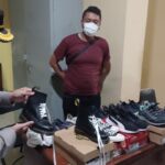 Kapolsek Pesanggrahan, Kompol Tedjo Asmoro menggelar barang bukti kasus pencurian sebanyak 18 sepatu merek ternama diamankan dan menangkap pelaku Dodi Mario, 35, spesialis pencuri sepatu ke Mapolsek, Rabu (29/11) sore. Foto: Joesvicar Iqbal/ipol.id