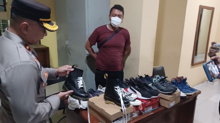 Kapolsek Pesanggrahan, Kompol Tedjo Asmoro menggelar barang bukti kasus pencurian sebanyak 18 sepatu merek ternama diamankan dan menangkap pelaku Dodi Mario, 35, spesialis pencuri sepatu ke Mapolsek, Rabu (29/11) sore. Foto: Joesvicar Iqbal/ipol.id
