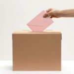 Sejumlah petugas gabungan mengantisipasi TPS saat pelaksanaan pemilihan umum (Pemilu) pada Februari 2024 di wilayah Jatinegara, Jakarta Timur, ditempatkan di lokasi yang aman dari genangan dan banjir. Foto: Freepik