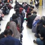 Ratusan para pencari kerja rela antri untuk mengadu nasib mendapatkan pekerjaan layak pada job fair yang digelar dua hari di Tamini Square, Makasar, Jakarta Timur, Selasa (14/11)-Rabu (15/11) besok. Foto: Ist