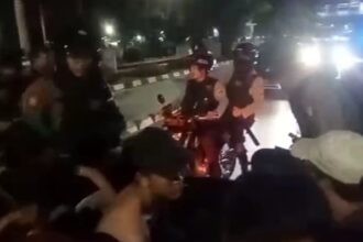 Tim Perintis Presisi Polres Metro Jakarta Timur saat melakukan penangkapan 11 pelaku penyerangan permukiman warga RW 13, Cipinang Besar Utara, Jatinegara, Jakarta Timur pada Selasa (7/11) malam. Foto: Ist
