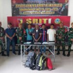 Empat WNI diamankan Satgas Pamtas Yonarhanud 8/MBC setelah kedapatan memasuki Indonesia secara ilegal. Foto: TNI
