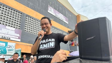 Komisaris Utama Admedika, Torkis Ropinda Sihombing (kedua dari kanan) menyerahkan secara simbolis paket kesehatan posyandu kepada Kader Kesehatan Dusun Jetis, Sri (paling kanan) disaksikan oleh Komisaris AdMedika, Guntur Setyanto (paling kiri) dan CEO AdMedika, Dwi Sulistiani (kedua dari kiri) pada program PodjokSehat, berkolaborasi dengan Puskesmas Colomadu II, Dusun Jetis, Desa Puspan Blulukan Colomadu, Jawa Tengah, beberapa waktu lalu. Foto: Telkom Indonesia