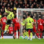 Momen saat Gabriel Magalhaes membobol gawang Liverpool lewat tandukan pada menit keempat. (Twitter.com/arsenal)