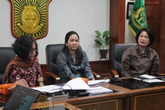 Audiensi antara Pusat Penerangan Hukum dengan Komisi Nasional (Komnas) Perempuan, dalam rangka silaturahmi dan membahas perkara pidana kekerasan terhadap perempuan yang sering terjadi di lingkungan masyarakat, Kamis (30/11). Foto: Dok Puspenkum