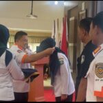 Ketua Umum Dewan Pengurus Pusat Ikatan Penguji Kendaraan Bermotor Indonesia (DPP IPKBI), Fatchuri memberikan sertifikat kompetensi dari Kementerian Perhubungan kepada 69 petugas uji kir dan uji tipe di Balai Diklat PPSDM Kementerian Dalam Negeri di Jatinangor, Sumedang, Jawa Barat, tanggal 29 November-2 Desember. Foto: Ist