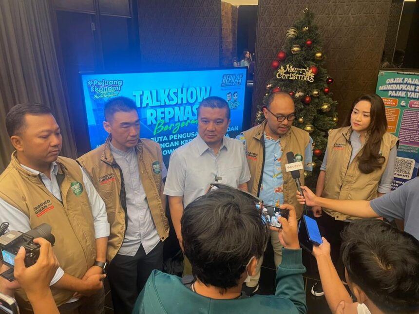 Ketua Repnas, Anggawira (kedua dari kanan) menyoroti penyediaan lapangan pekerjaan dan ekonomi maju jika pasangan capres Prabowo-Gibran menang satu putaran.(foto dok Repnas)