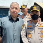 Ketua Umum (Ketum) Persaudaraan Islam Tionghoa Indonesia (PITI) Ipong Hembing (kiri) memberikan dukungan secara moril kepada Kepala Kepolisian Polda Metro Jaya (Kapolda Metro Jaya), Irjen Pol Karyoto (kanan), Senin (4/12). Foto: Ist