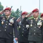 Kasad Jenderal Maruli Simanjuntak memberikan penghormatan terakhir terhadap mendiang Letjen (Purn) Doni Monardo di TMP Kalibata, Jakarta Selatan, Senin (4/12).