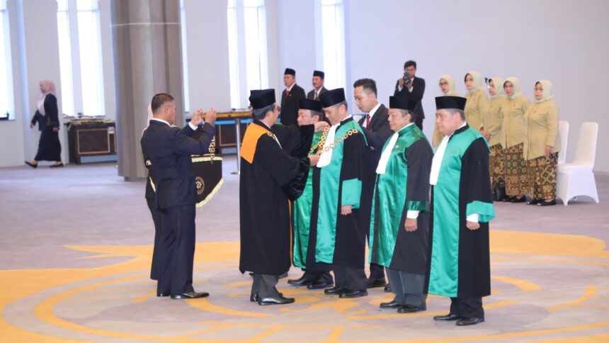 Ketua Mahkamah Agung (MA) Syarifuddin saat melantik lima Ketua Pengadilan Tinggi Agama, di ruang Kusumaatmadja lantai 14, Mahkamah Agung (MA), Jumat (8/12). Foto: Biro Hukum dan Humas MA