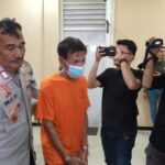 Pelaku penganiayaan Kasman, 63, tertunduk lesu usai ditangkap aparat Polsek Pulogadung, Jakarta Timur, dan dihadirkan bersamaan barang bukti kapak di hadapan awak media di Mapolsek Rabu (13/12) siang tadi. Foto: Joesvicar Iqbal/ipol.id