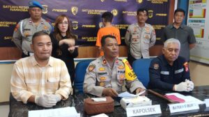 Pelaku penganiayaan Kasman, 63, tertunduk lesu usai ditangkap aparat Polsek Pulogadung, Jakarta Timur, dan dihadirkan bersamaan barang bukti kapak di hadapan awak media di Mapolsek Rabu (13/12) siang tadi. Foto: Joesvicar Iqbal/ipol.id