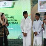 Kepala Eksekutif Pengawas Perilaku Pelaku Usaha Jasa Keuangan, Edukasi dan Pelindungan Konsumen OJK Friderica Widyasari Dewi saat membuka Program Santri Cakap Literasi Keuangan Syariah (SAKINAH) dan Ekosistem Pondok Pesantren Inklusif Keuangan Syariah (EPIKS) di Pesantren Al-Ikhlas Lambuya, Kabupaten Konawe, Sulawesi Tenggara, Kamis (13/12). Foto/OJK