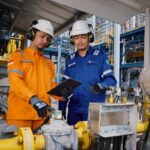 Petugas PLN melakukan inspeksi dan pemeliharaan pada komponen pembangkit. Foto: Dok PLN