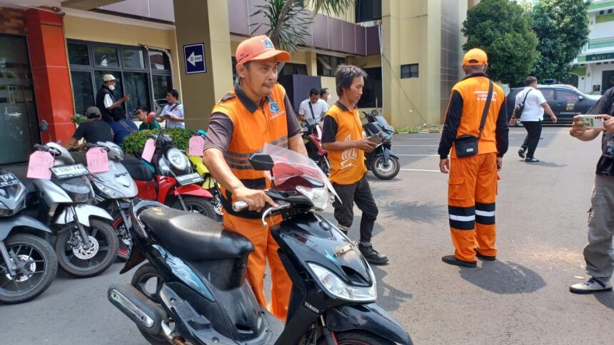 Petugas Penanganan Prasarana dan Sarana Umum (PPSU) Kelurahan Selong, Kebayoran Baru, Jakarta Selatan, Abdul Rahman, 46, semringah ketika motor miliknya yang dicuri kini sudah ditemukan dan dikembalikan jajaran Polres Metro Jakarta Selatan, Senin (18/12) siang. Foto: Joesvicar Iqbal/ipol.id