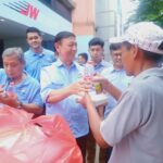 Wiranto bersama sekitar 100 mahasiswa dan milenial membagikan makan siang dan susu gratis bagi 100 warga sekitar. Langkah ini sesuai dengan program yang ditawarkan oleh pasangan Prabowo-Gibran.