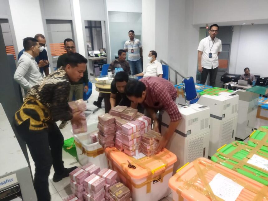 Penyidik pidana khusus Kejaksaan Agung (Kejagung) saat menggeledah kantor PT RBT yanga berlokasi di Provinsi Bangka Belitung. Foto: Puspenkum Kejaksaan Agung