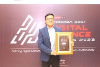 Direktur Pemasaran BRI Life Sutadi menerima penghargaan Best Digital Finance for Development of an Integrated Insurance Service System. Foto: Ist