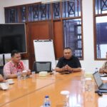 Pengamat komunikasi politik dari Universitas Paramdina , Hendri Satri (tengah) saat memaparkan pendapatnya dalam diskusi yang digelar di Kampus Paramadina.