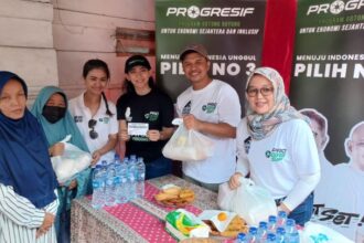 Relawan Program Gotong Royong untuk Ekonomi Sejahtera dan Inklusif (Progresif) Menuju Indonesia Unggul, Yuke Yurike (pojok kanan) dan relawan Progresif lainnya menyerahkan ratusan paket sembako kepada Ibu-Ibu warga kurang mampu di kawasan Pejaten Timur, Pasar Minggu, Jakarta Selatan, Sabtu (23/12) siang. Foto: Joesvicar Iqbal/ipol.id
