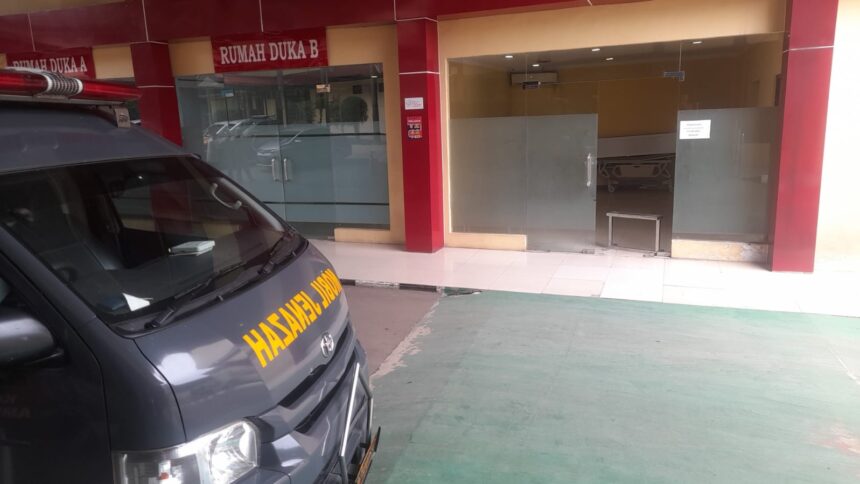 Jenazah empat anak berinisial VA, 6, S, 4, A, 3, dan AS, 1, dibawa menggunakan mobil jenazah dari Rumah Sakit (RS) Polri Kramat Jati, Jakarta Timur, menuju Tempat Pemakaman Umum (TPU) Perigi Bedahan Sawangan, Depok, Jawa Barat, Minggu (10/12). Foto: Ist