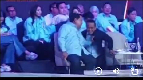 Calon presiden (capres) Prabowo Subianto tampak menarik jaket hitam Menteri Investasi Bahlil Lahadalia. Foto: Tangkap layar media sosial X @kurawa
