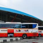 Libur Natal dan Tahun Baru 2024, sejumlah bus Antar Kota Antar Provinsi (AKAP) mengangkut para calon penumpang di zona keberangkatan Terminal Pulogebang, Jakarta Timur. Foto: Ist