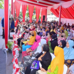 Presiden Joko Widodo (Jokowi) menyerahkan Bantuan Langsung Tunai (BLT) El Nino kepada sejumlah penerima manfaat di Kantor Pos Genteng, Kabupaten Banyuwangi, Jawa Timur. Foto: Setneg