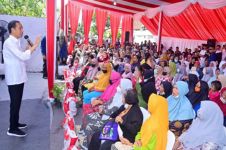 Presiden Joko Widodo (Jokowi) menyerahkan Bantuan Langsung Tunai (BLT) El Nino kepada sejumlah penerima manfaat di Kantor Pos Genteng, Kabupaten Banyuwangi, Jawa Timur. Foto: Setneg