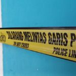 Warga yang tidak berkepentingan dilarang memasuki tempat kejadian perkara (TKP) saat garis police line terpasang oleh aparat kepolisian. Foto: Joesvicar Iqbal/ipol.id