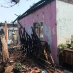 Delapan unit kontrakan di Jalan Haji Naman, Kelurahan Pondok Kelapa, Kecamatan Duren Sawit, Jakarta Timur, hangus dalam peristiwa kebakaran, Kamis (20/12) sekitar pukul 12.00 WIB. Damkar setempat melakukan pemadaman dan pendinginan. Foto: Ist