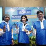 Sports Scientist Arbiarso Wijatmoko, Olivia Tommy, ISOPLUS Running Ambassador dan Joshua Gunawan, Marketing Manager Beverages WINGS Group Indonesia pada kegiatan runners gathering Semarang 10K 2023. Foto: Ist